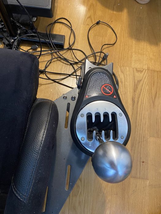 Стойка Gran Turismo, волан Trustmaster Т300 и педали