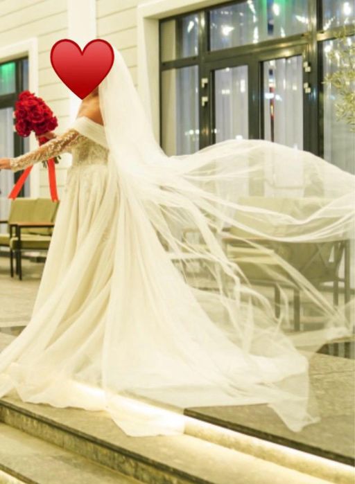 Rochie de mireasa croiala A-line stralucire discreta si un aer couture