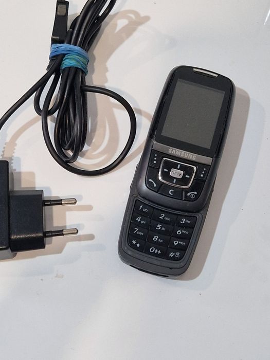 Telefon Samsung slide D600 ,baterie slabă