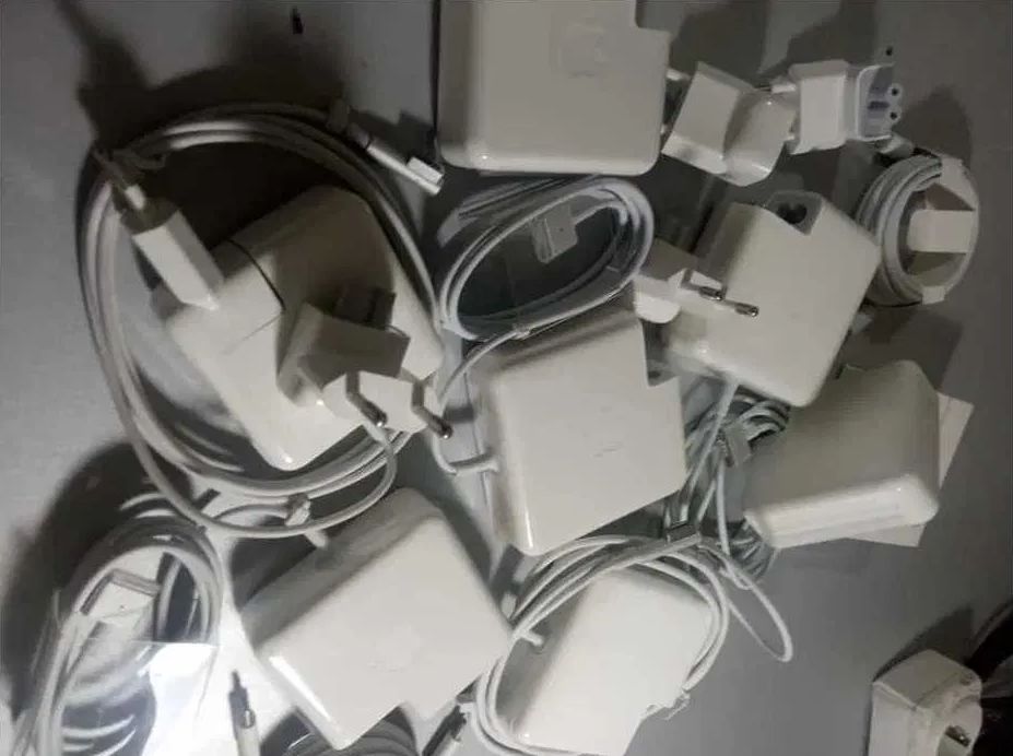 - на ваш MacBook - зарядка, блок питания (от макбука) -