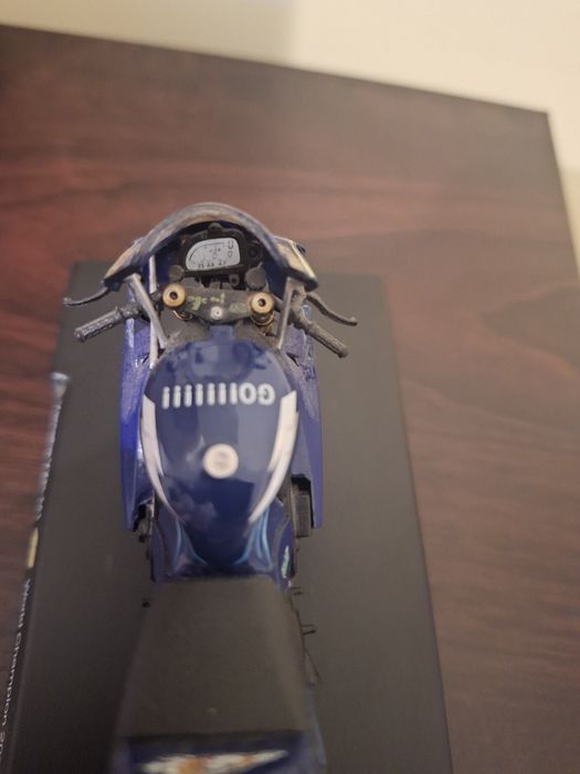Macheta Valentino Rossi Yamaha YZR-M1 2004 1/18 1:18