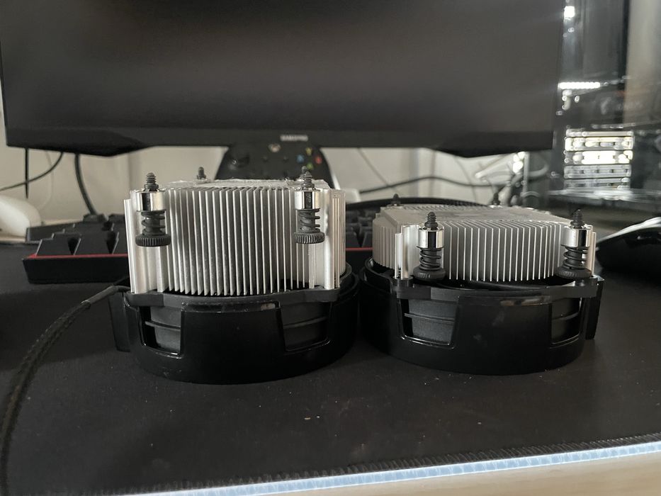 Vand  2 coolere procesor am 4