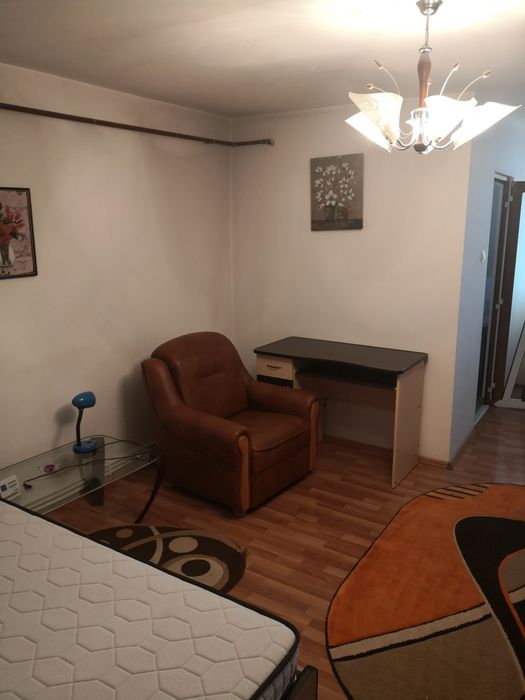 Închiriez garsoniera