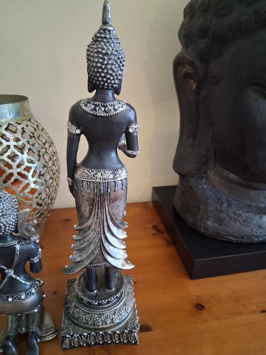Продавам 2 статуи заедно на Буда, черна и сребърна, "Богиня Деви Тара"