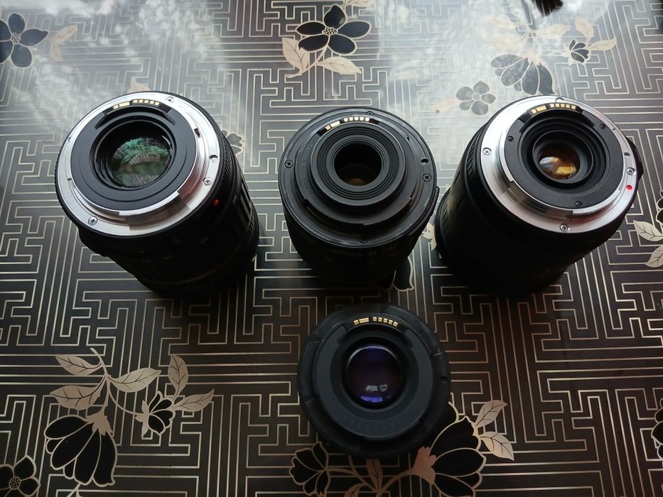 Vând cameră foto canon 2000d . Preț  2600 lei.