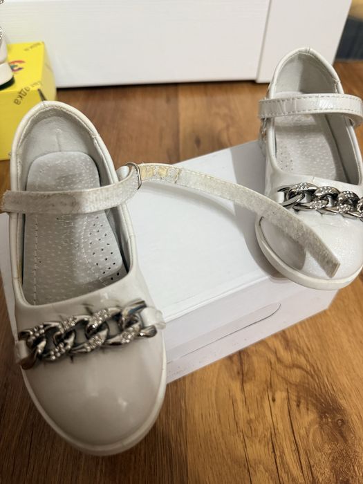 Продам туфли белые