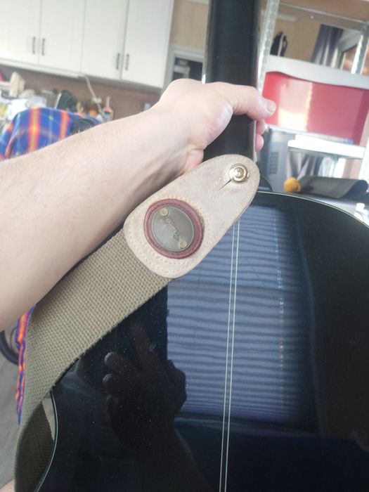 Акустична Китара Ibanez с колан, презареждаща 9 волтова батерия и колан Fender