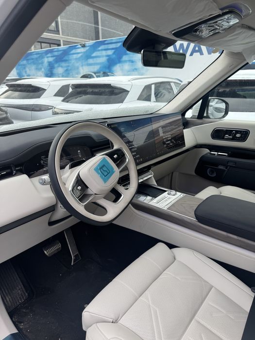 ZEEKR 9X ultra 70kv  sedena aylanadi  oqa oq salon srochna