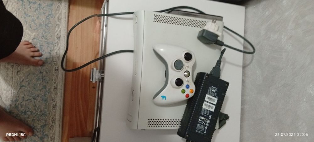 Продам Xbox 360 с геймпадом
