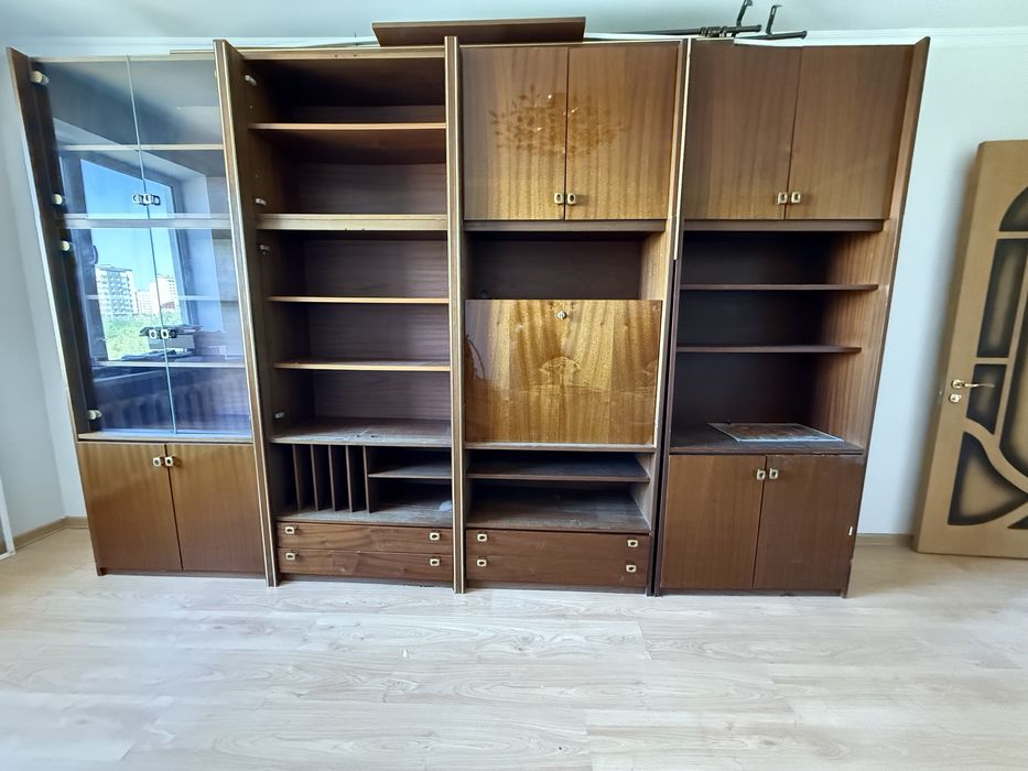 Продам сервант натуральное дерево, самовывоз