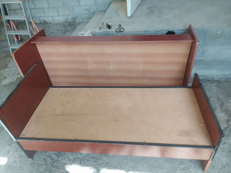 Bolalar divani sotiladi