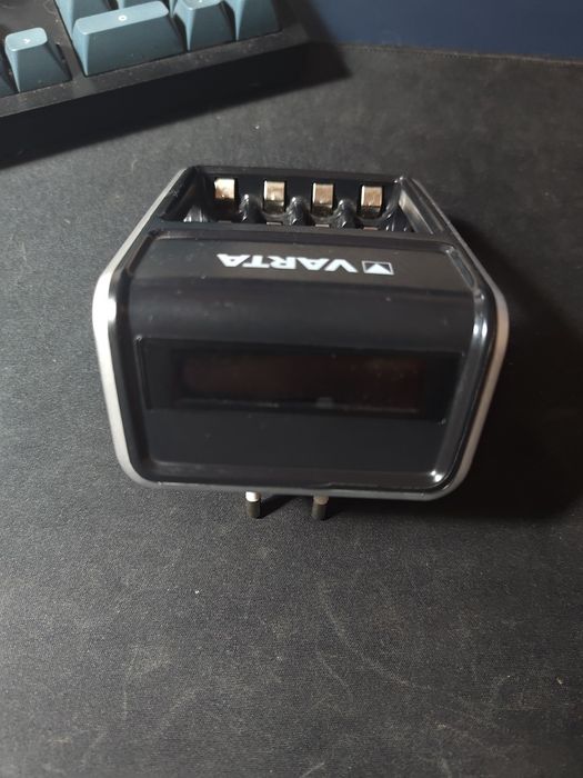Зарядно за батерии АА ААА 9V USB out Varta