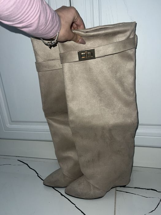 Елегантни бежови ботуши с ток над коляното