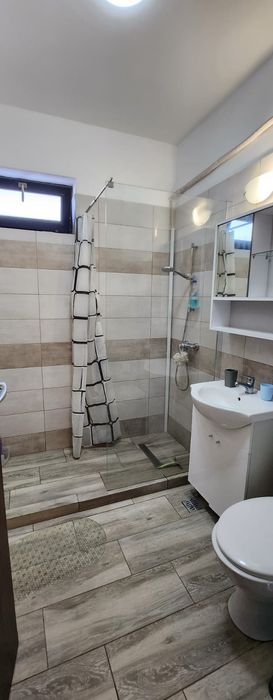 închiriez apartament cu 2 camere până pe 15 iunie
