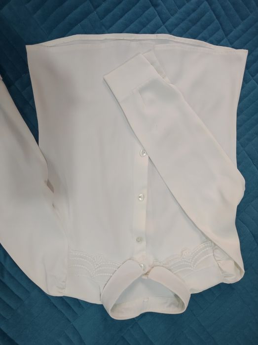 Продам школьные белые блузки