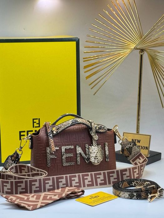 Geanta Fendi noua !!! Dimensiuni 20/15 !!!
