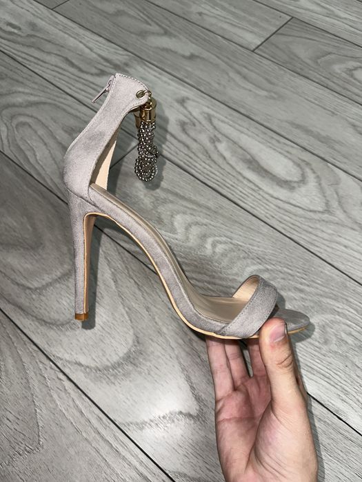 Sandale cu toc cu baretă