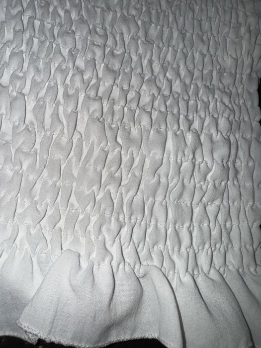 Бяла блуза с леко набрани ръкави – чисто нова