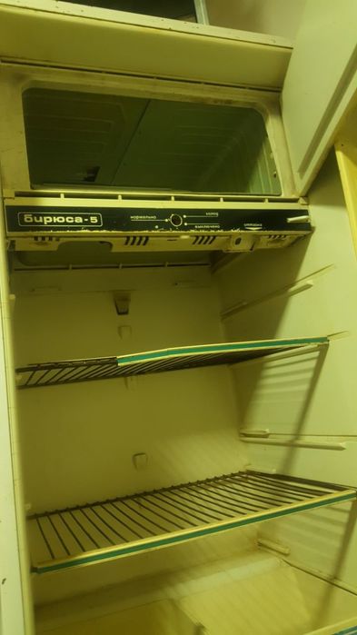 Бурюса-5 muzlatgichi tez va arzon sotiladi.