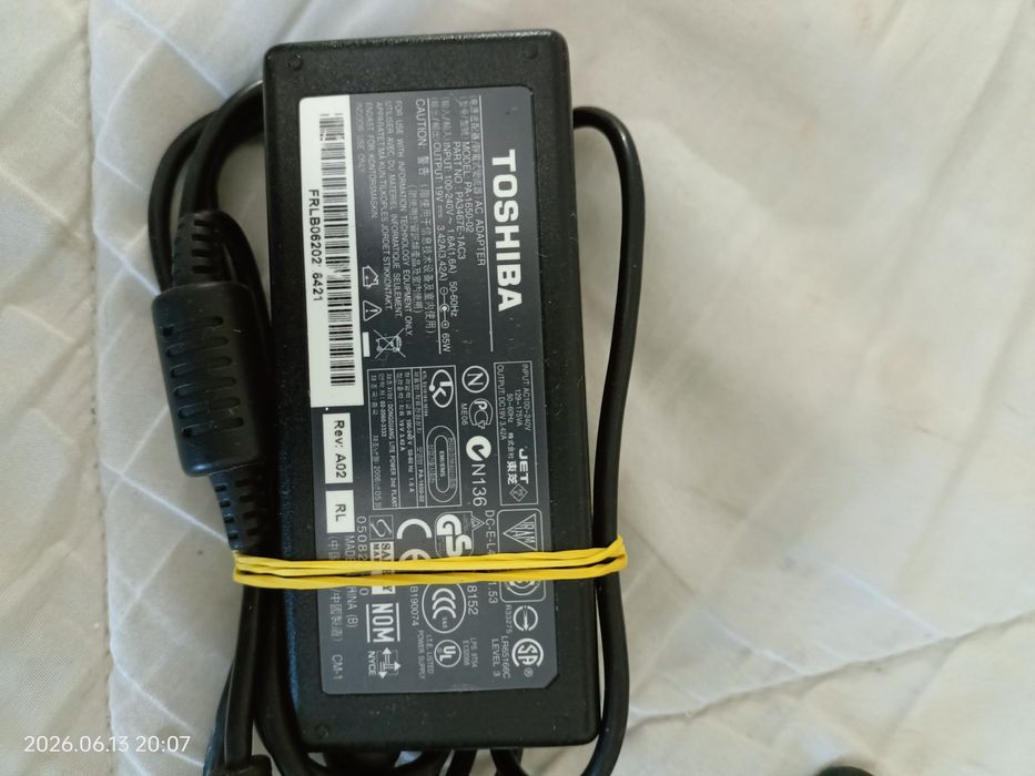 Alimentatoare laptop diverse, toate funcționale.