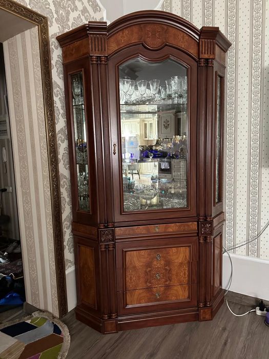 Продам сервант качественный