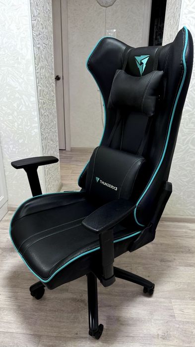 Продам игровое кресло ThunderX3 UC5.