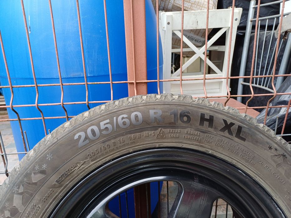 Patru cauciuciucuri cu tot cu jante de aluminiu