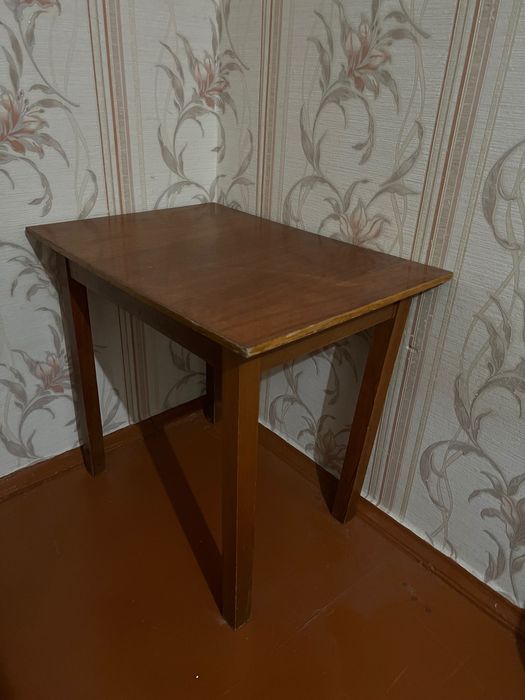 Столик компактный полированный