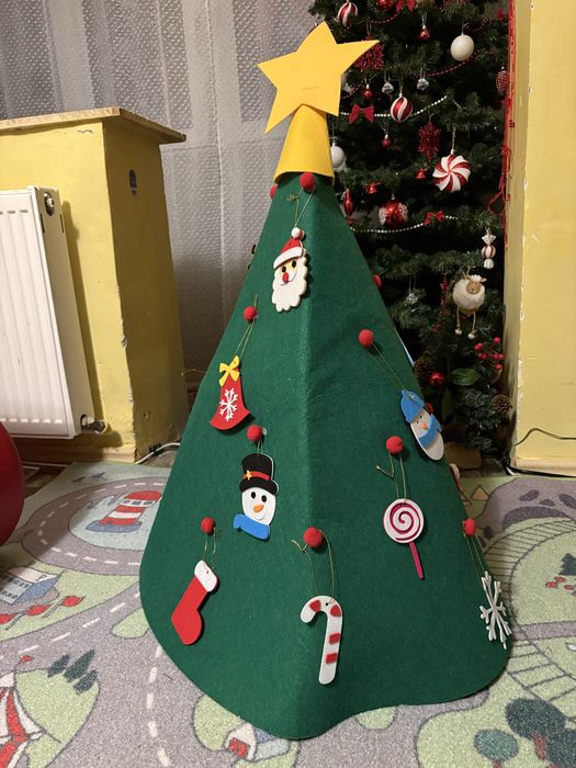 Bradulet din fetru cu decoratiuni