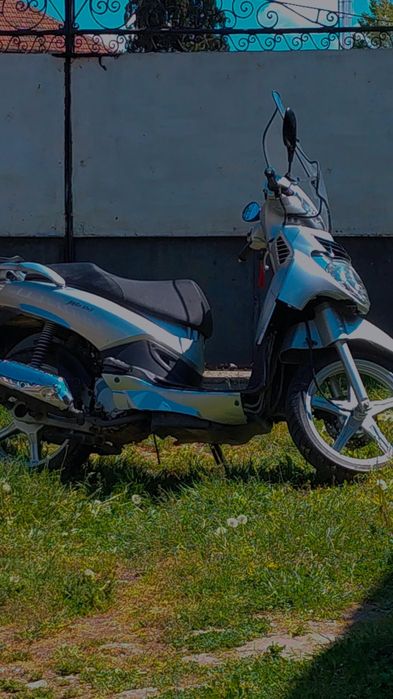 Vand scuter 125 cc cu acte in regula,schimb cu un scuter mai mic si diferența.
