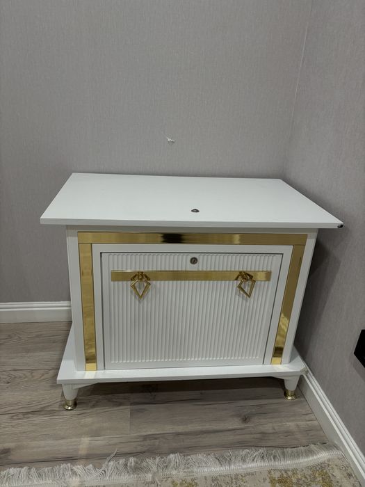 Тумба в современном стиле (белая с золотыми элементами)