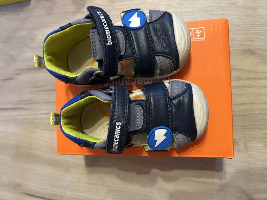 Продавам детски сандали