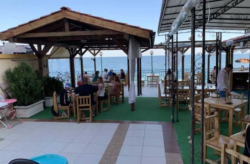 Продаваме хотел разположен на брега на морето в гр. Несебър