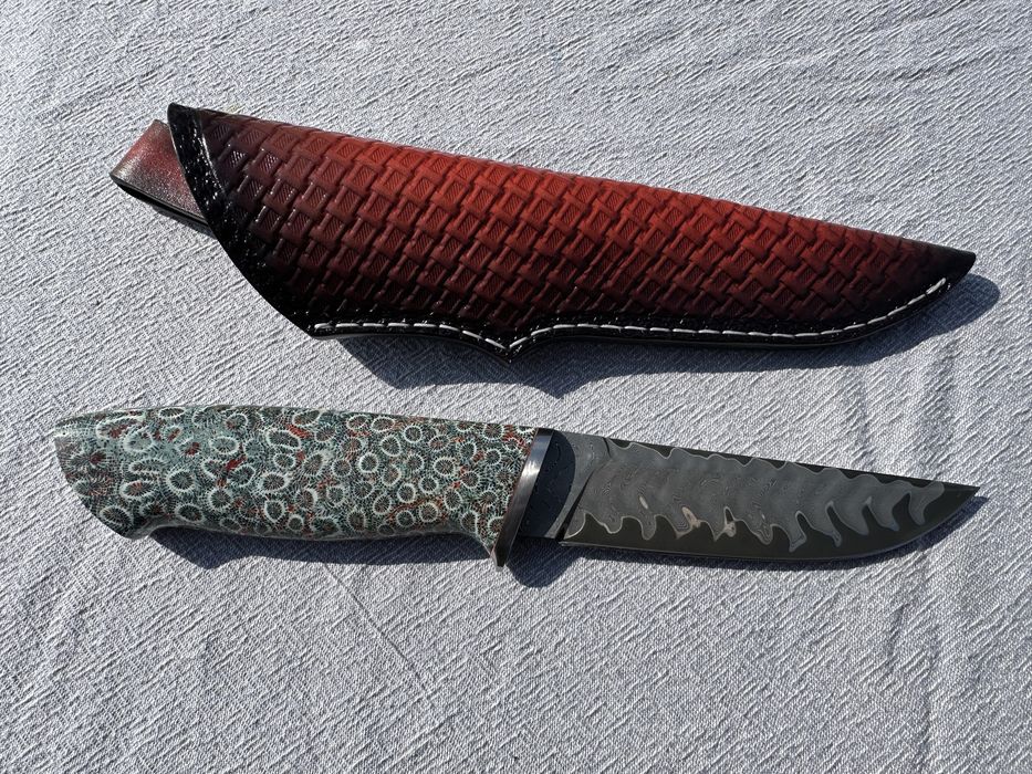 Ловен нож дамаск и стабилизиран корал