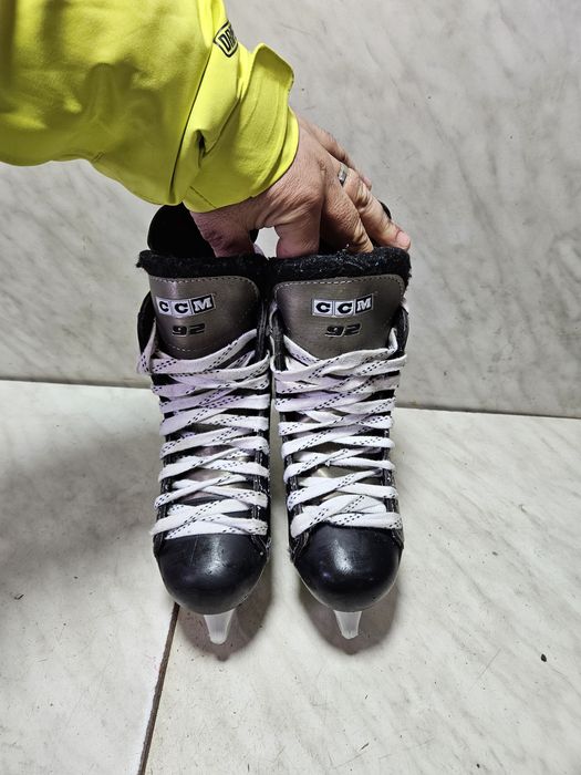 Patine 1 hochei hockey CCM   marimea  35  ( 22,5  cm)