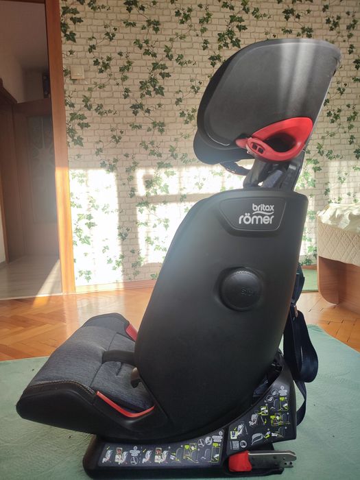 Britax romer Advansafix IV R  (с незапарваща дамаска!)