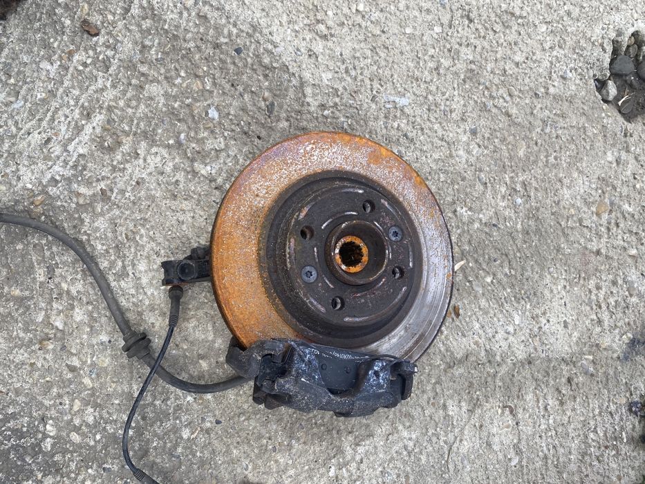 fuzeta stanga dreapta renault clio4