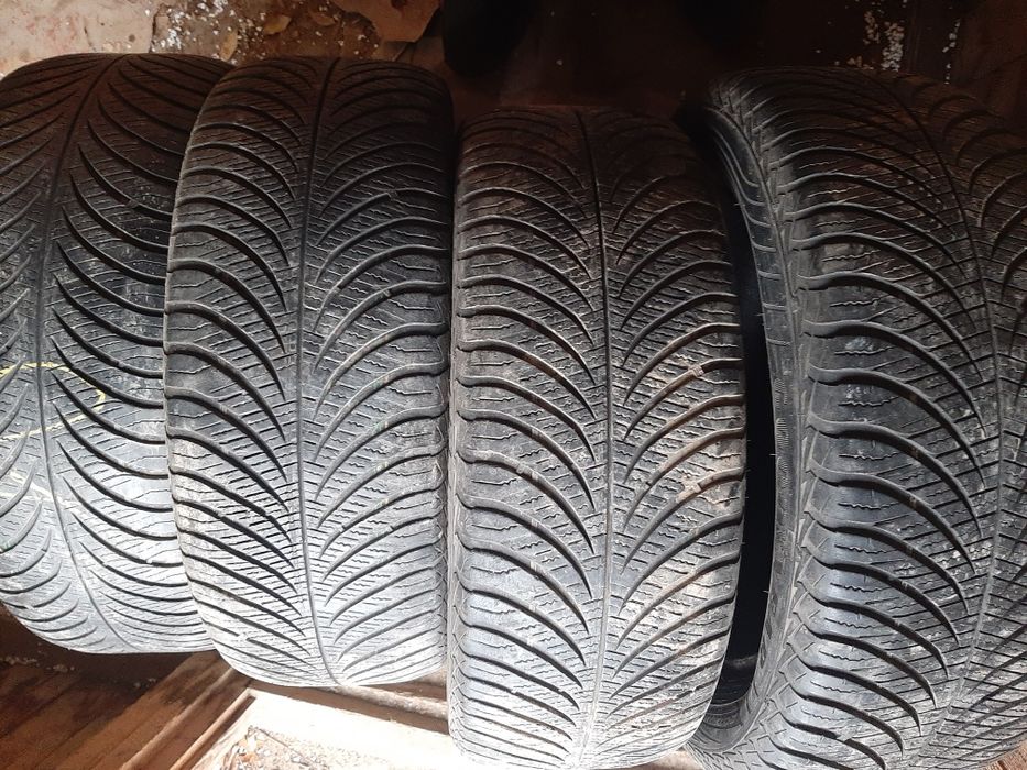 Продам шины. 215/55/17  гудиер