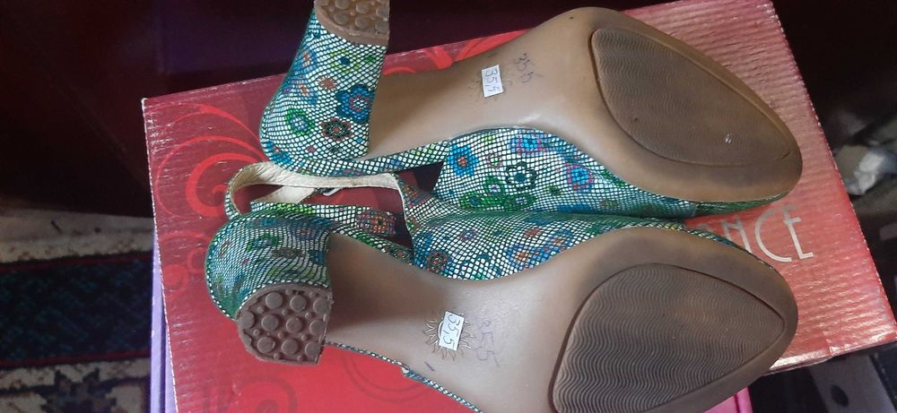 Vand pantofi piele imprimeu floral