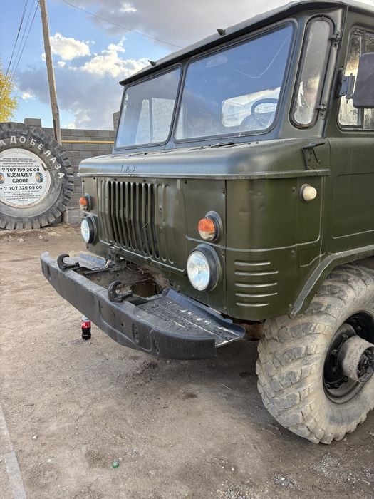Газ 66 военный на полном ходу