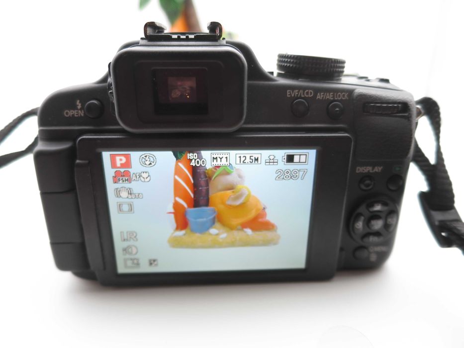 Panasonic Lumix DMC-FZ100 фотоапарат 24x Оптичен LEICA DC Vario-Elmarit, 14.1 MP MOS, Full HD 1080i, Въртящ се Екран с Чанта в Отлично Състояние
