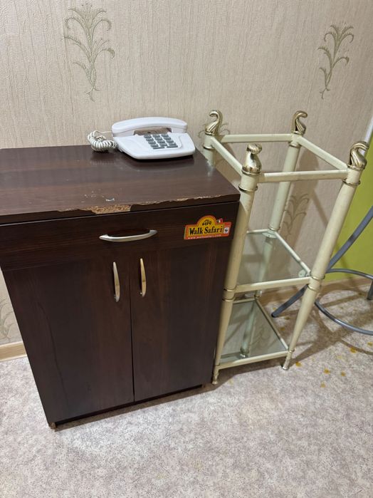 Отдаю старую мебель