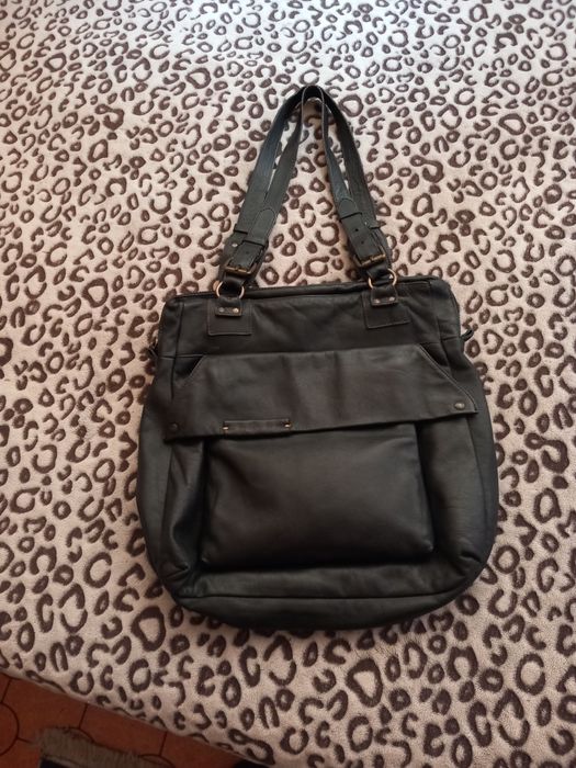 Чанта от естествена кожа.