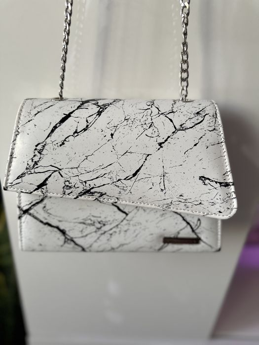 Продавам нова чанта с мраморен принт Marabella