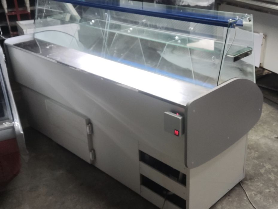 Хладилна щандова витрина