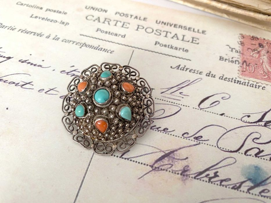 Brosa veche argint cu pietre de culoare turquaz si portocaliu