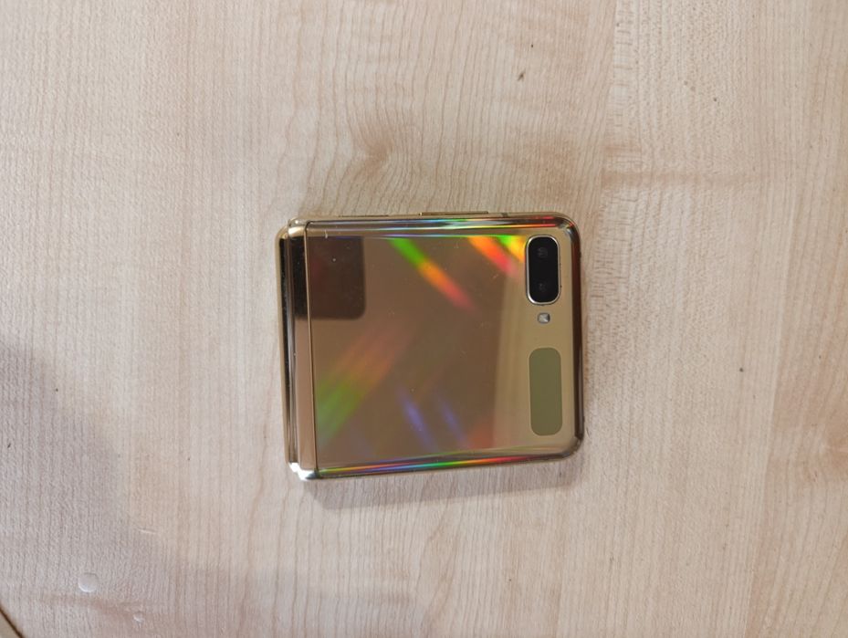 Телефон Samsung Galaxy Z Flip
