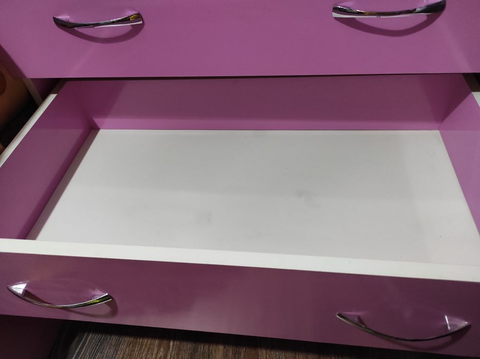 Комплект мебели из комода, тумбочки и кровати