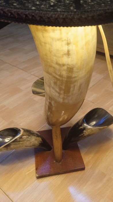 Veioza, lampa, din corn natural 63 cm, handmade, decor cabana/pensiune