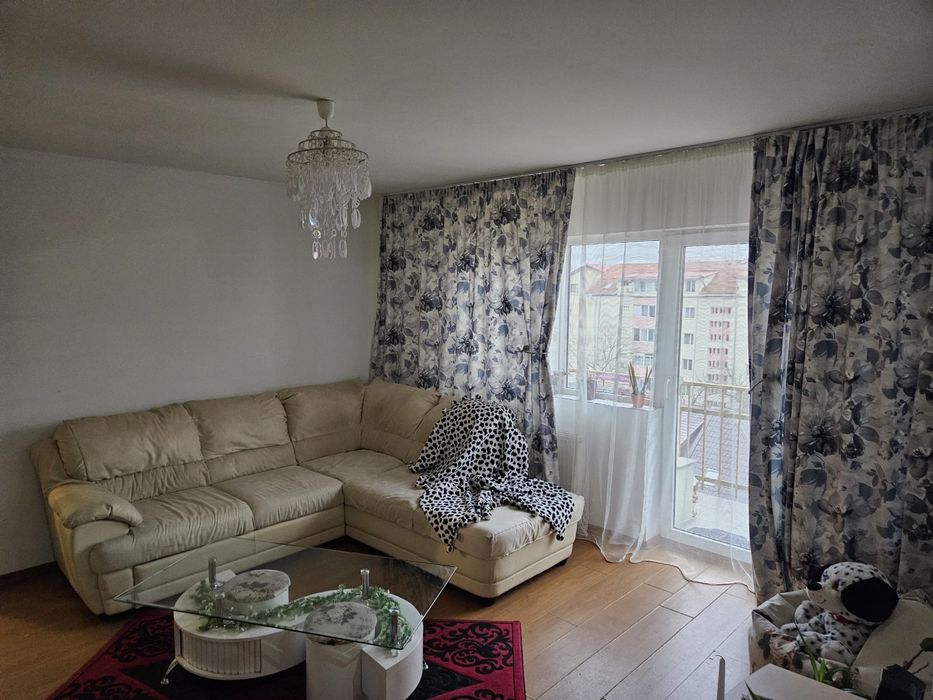 Vand apartament cu trei camer
